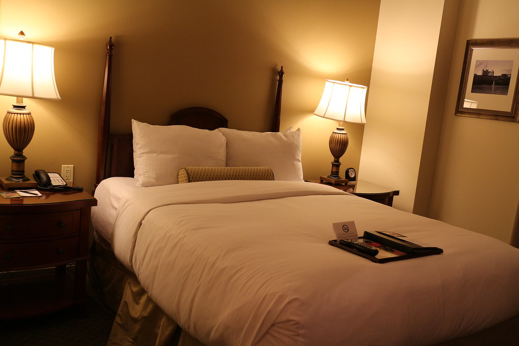 Quarto de hotel com cama e estofados higienizados